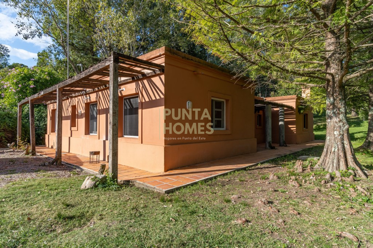 Casa ID.55 - Venta de Residencia de 7 dormitorios en Laguna del Sauce, Punta del Este