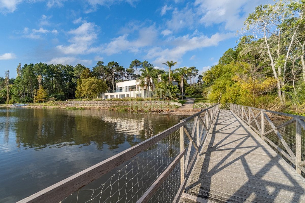 Casa ID.55 - Venta de Residencia de 7 dormitorios en Laguna del Sauce, Punta del Este