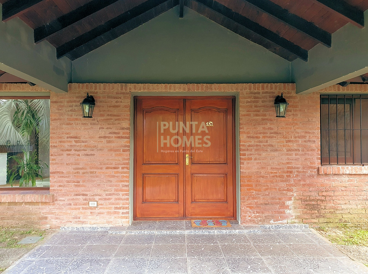 Casa ID.3806 - Venta de casa de 3 dormitorios en Cantegril, Punta del Este.