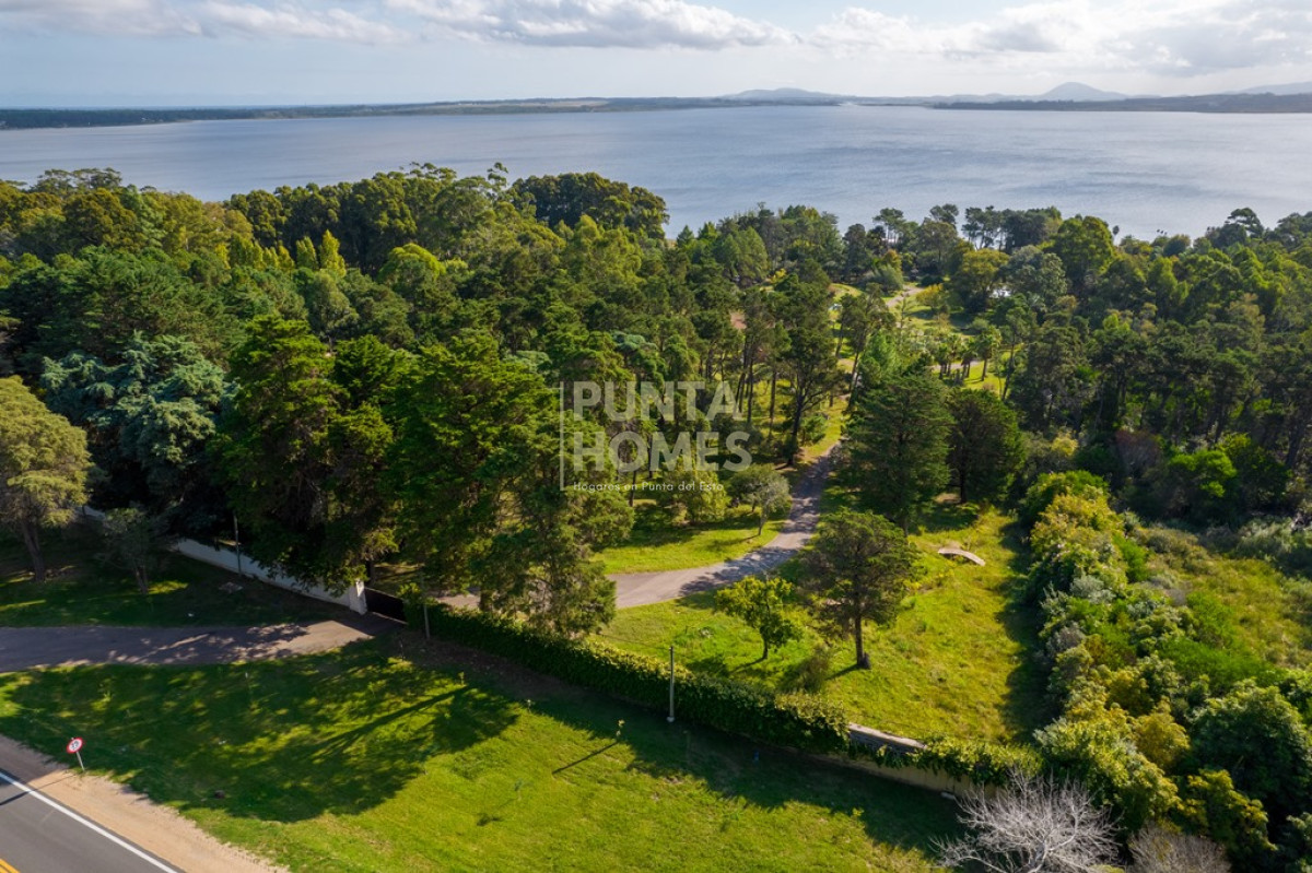 Casa ID.55 - Venta de Residencia de 7 dormitorios en Laguna del Sauce, Punta del Este