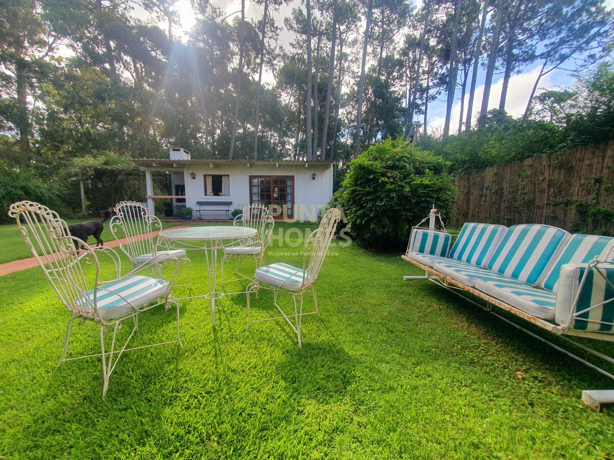 Casa ID.1639 - Venta de casa de 3 dormitorios, 3 baños + casa de huéspedes en Pinares, Playa Mansa, Punta del Este.
