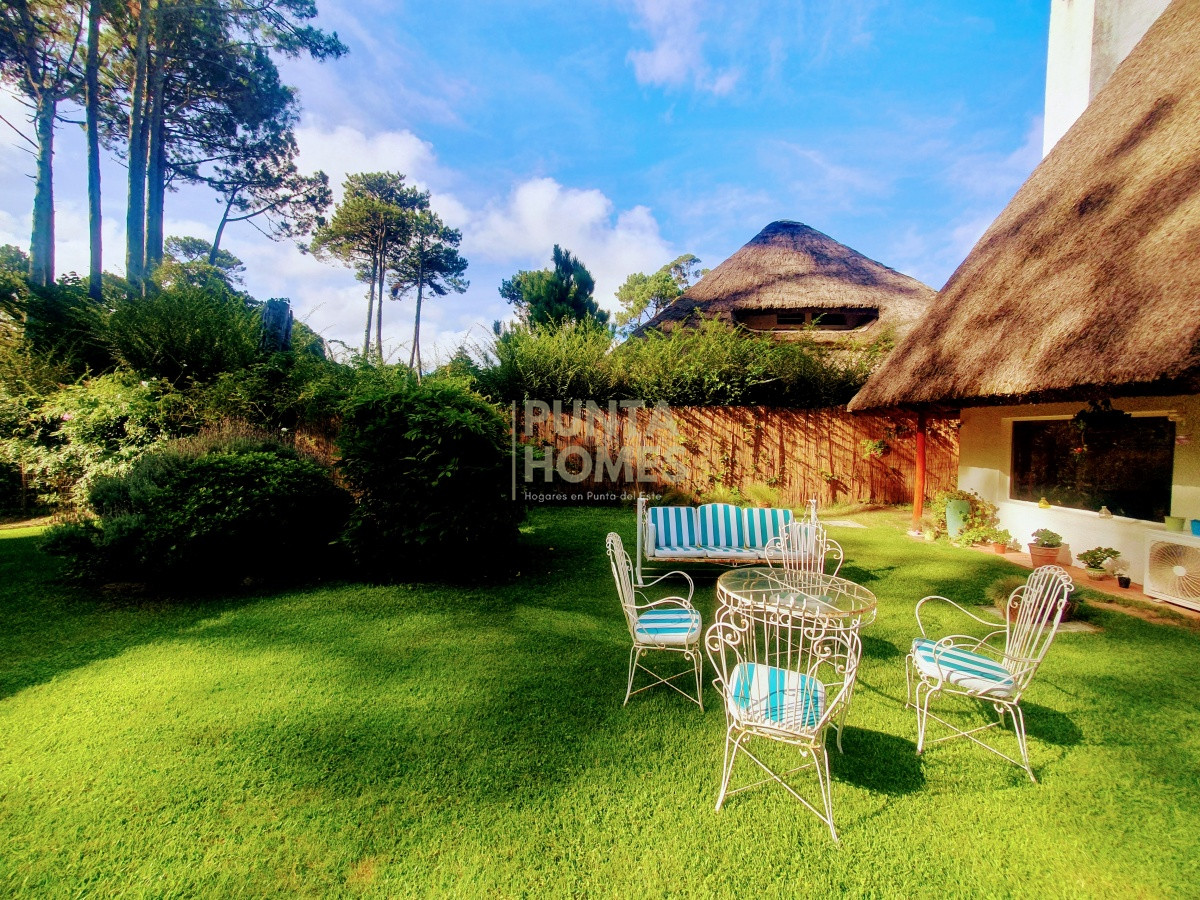 Casa ID.1639 - Venta de casa de 3 dormitorios, 3 baños + casa de huéspedes en Pinares, Playa Mansa, Punta del Este.