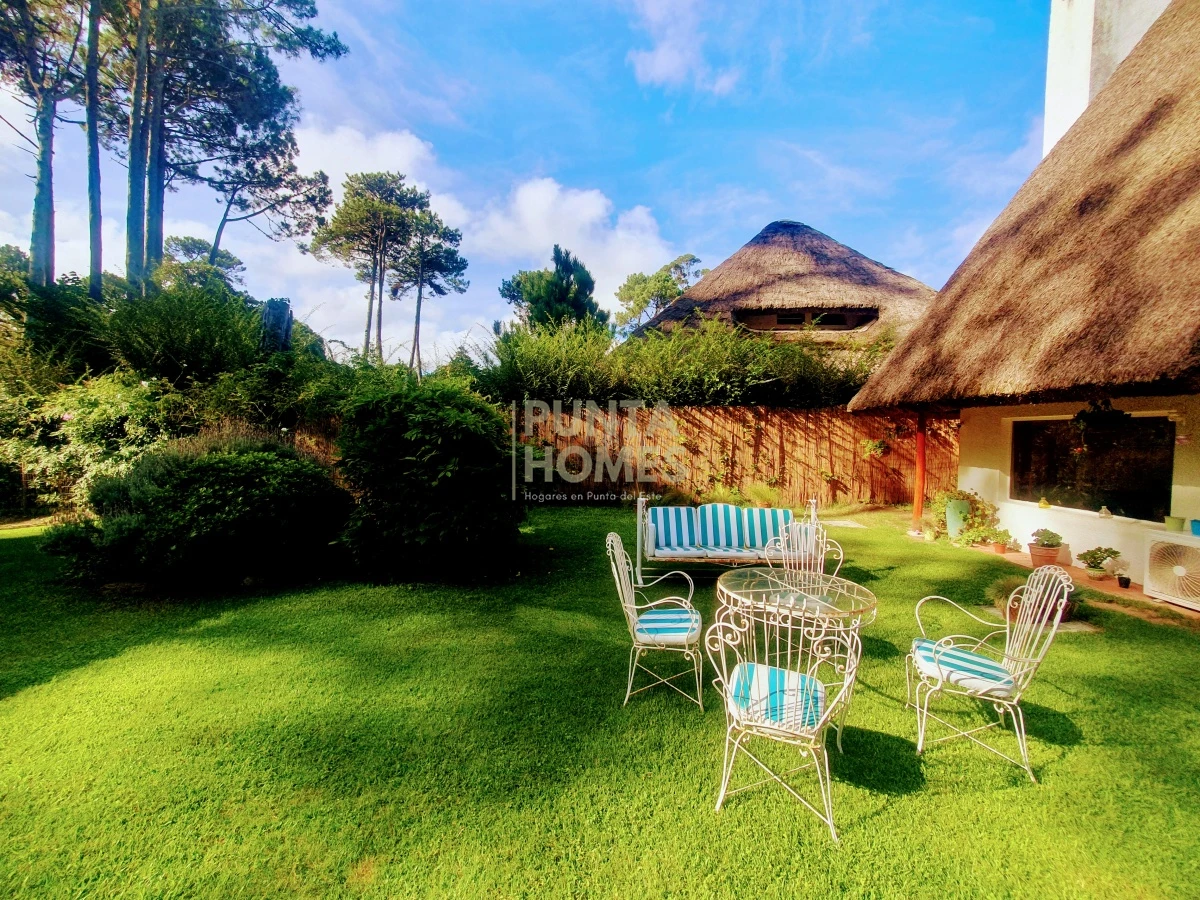 Casa ID.1639 - Venta de casa de 3 dormitorios, 3 baños + casa de huéspedes en Pinares, Playa Mansa, Punta del Este.