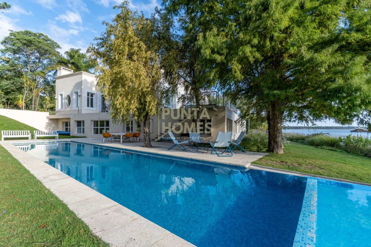 Casa ID.55 - Venta de Residencia de 7 dormitorios en Laguna del Sauce, Punta del Este