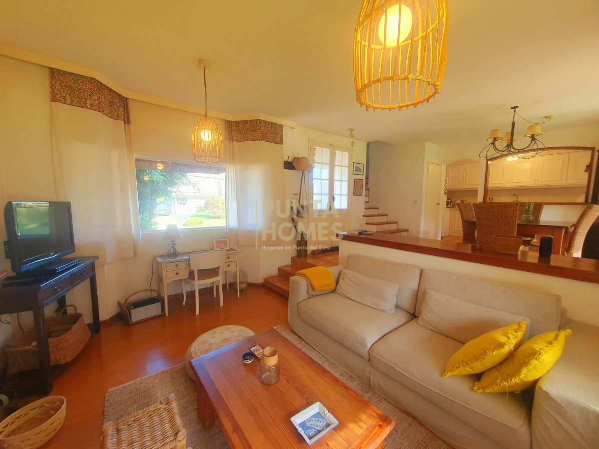 Casa ID.1639 - Venta de casa de 3 dormitorios, 3 baños + casa de huéspedes en Pinares, Playa Mansa, Punta del Este.