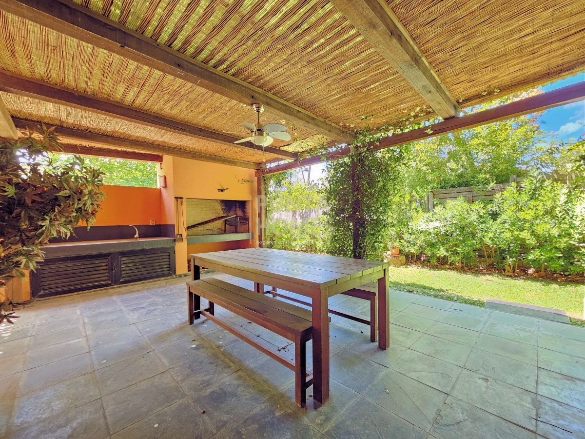 Casa ID.3788 - Venta de casa de 2 dormitorios en Barrio Privado en Punta del Este.
