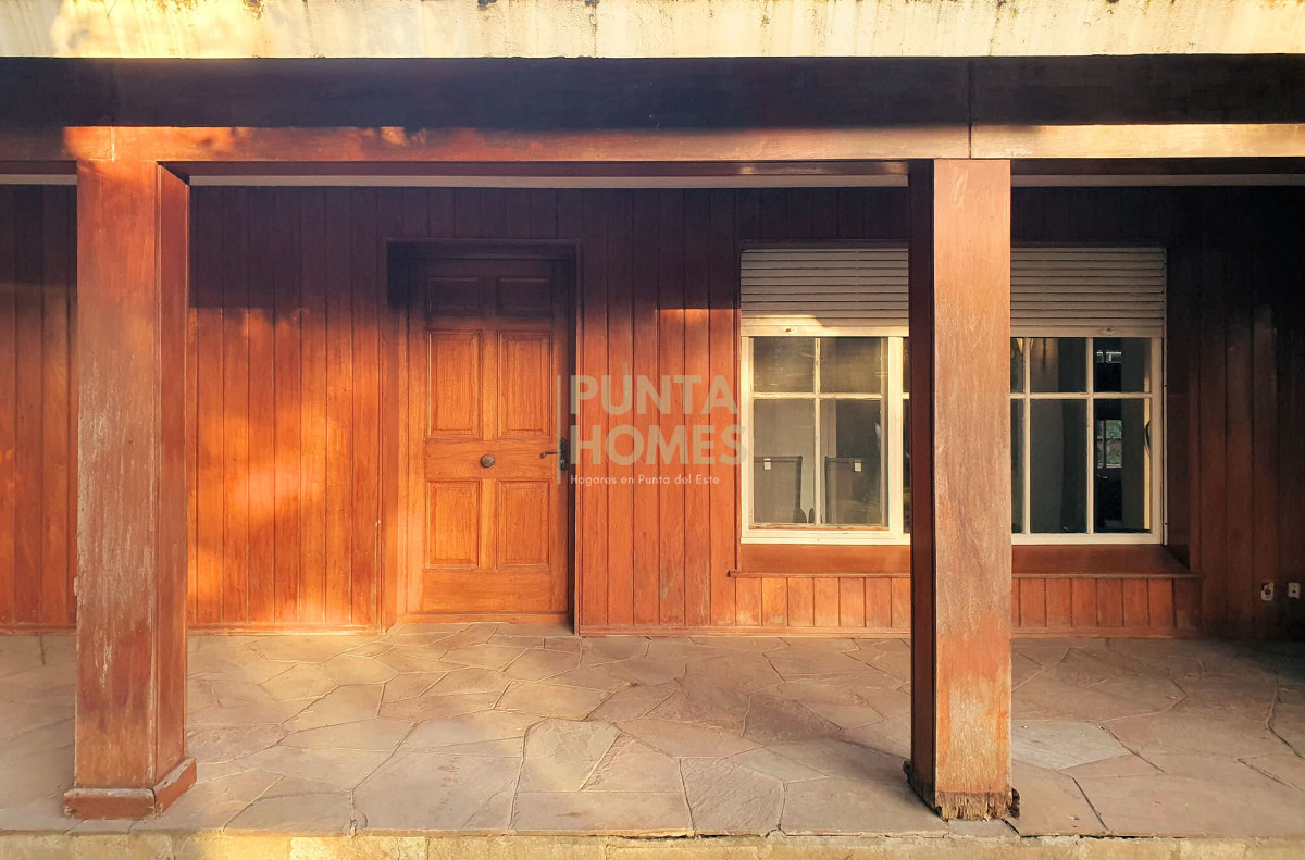 Casa ID.1818 - Venta de casa de 4 dormitorios en barrio Cantegril, Punta del Este.