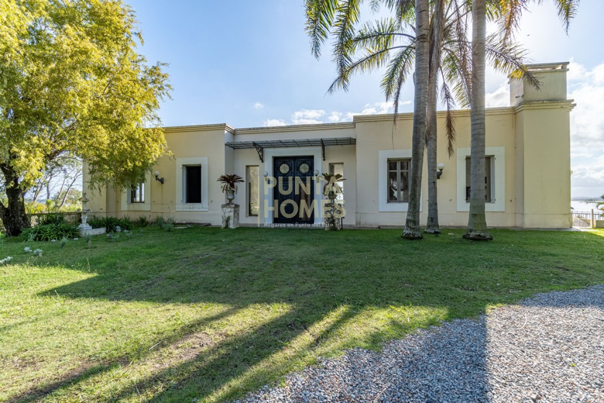 Casa ID.55 - Venta de Residencia de 7 dormitorios en Laguna del Sauce, Punta del Este