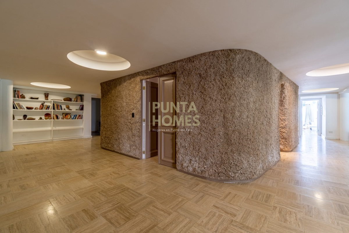 Casa ID.55 - Venta de Residencia de 7 dormitorios en Laguna del Sauce, Punta del Este