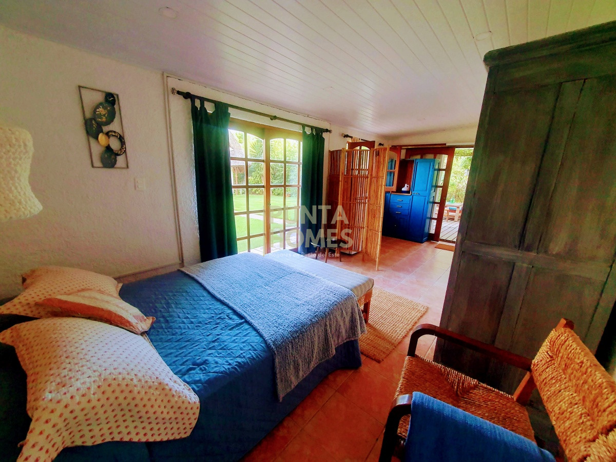 Casa ID.1639 - Venta de casa de 3 dormitorios, 3 baños + casa de huéspedes en Pinares, Playa Mansa, Punta del Este.