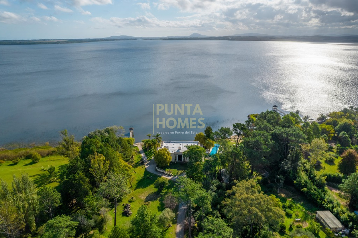 Casa ID.55 - Venta de Residencia de 7 dormitorios en Laguna del Sauce, Punta del Este