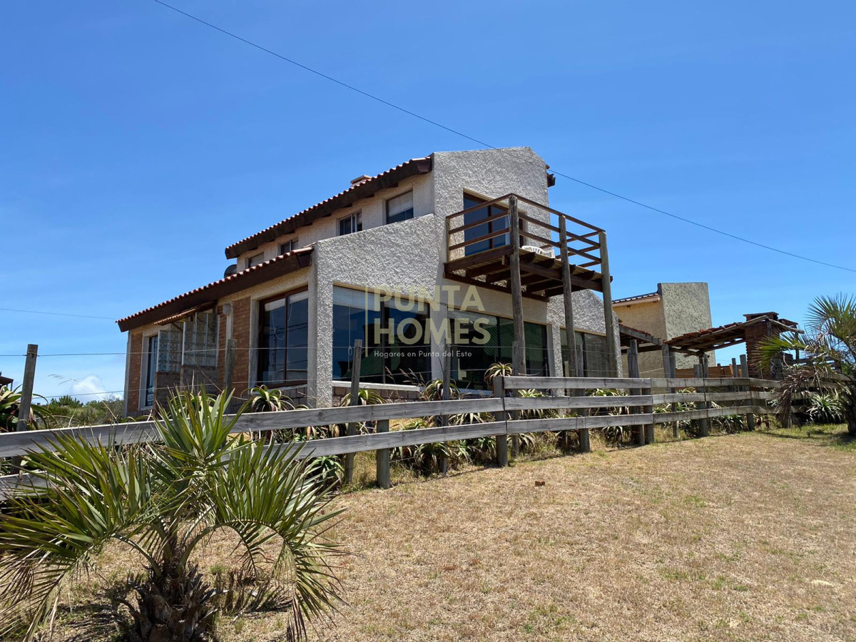 Casa ID.3858 - Venta casa con 4 dormitorios en Punta del Diablo 