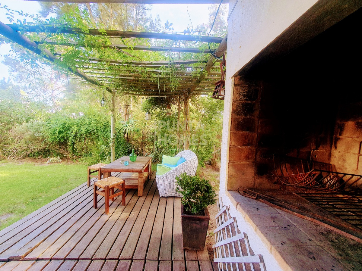 Casa ID.1639 - Venta de casa de 3 dormitorios, 3 baños + casa de huéspedes en Pinares, Playa Mansa, Punta del Este.