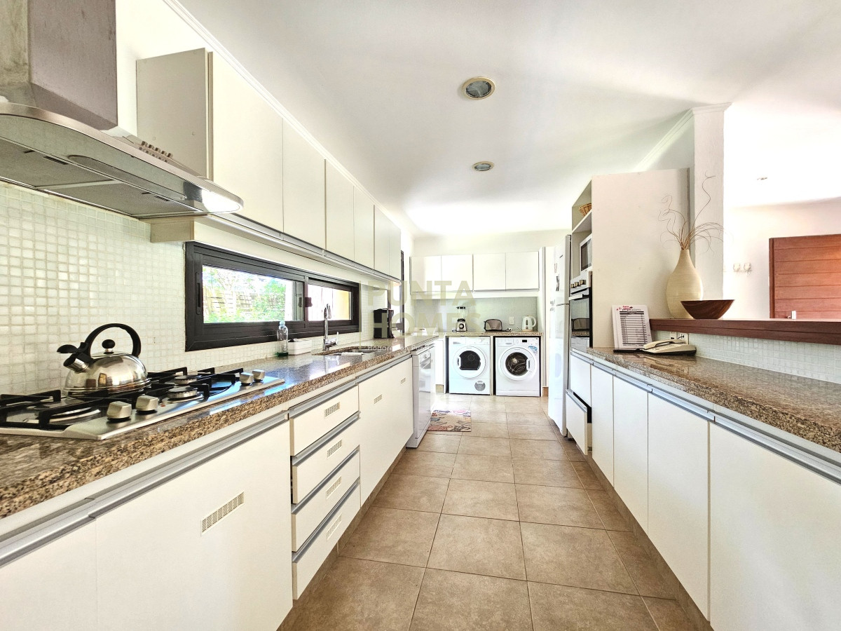 Casa ID.3788 - Venta de casa de 2 dormitorios en Barrio Privado en Punta del Este.