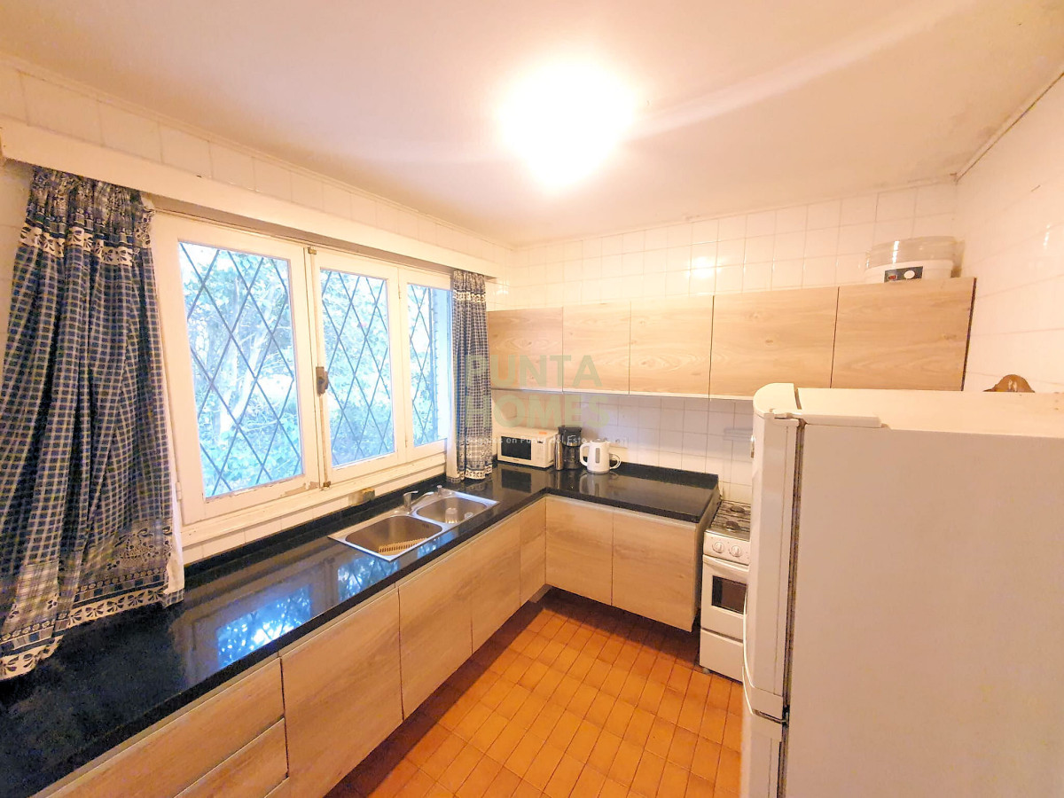 Casa ID.1818 - Venta de casa de 4 dormitorios en barrio Cantegril, Punta del Este.