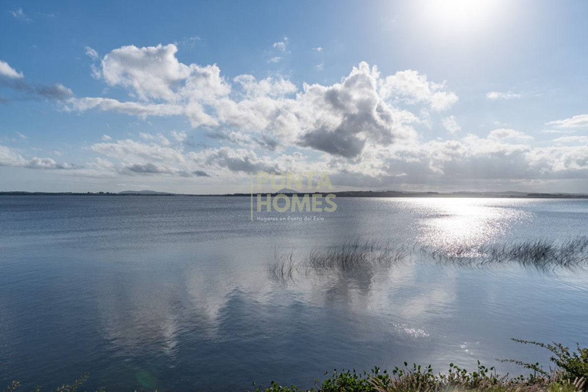Casa ID.55 - Venta de Residencia de 7 dormitorios en Laguna del Sauce, Punta del Este
