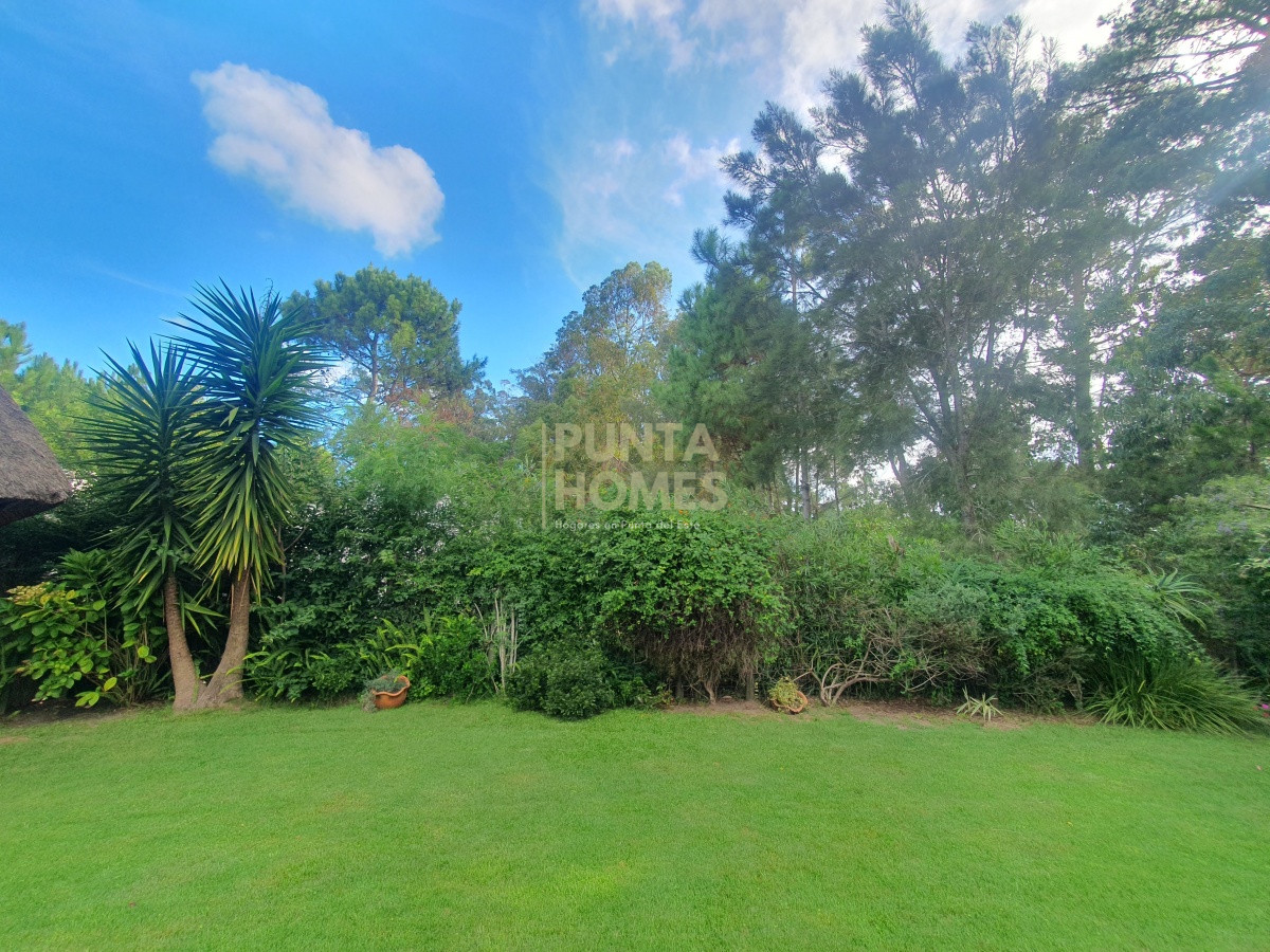 Casa ID.1639 - Venta de casa de 3 dormitorios, 3 baños + casa de huéspedes en Pinares, Playa Mansa, Punta del Este.
