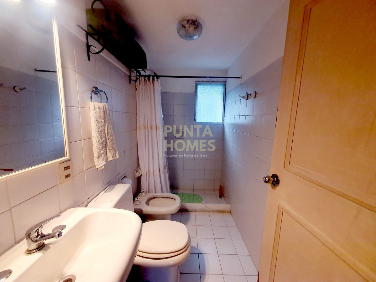 Casa ID.1639 - Venta de casa de 3 dormitorios, 3 baños + casa de huéspedes en Pinares, Playa Mansa, Punta del Este.