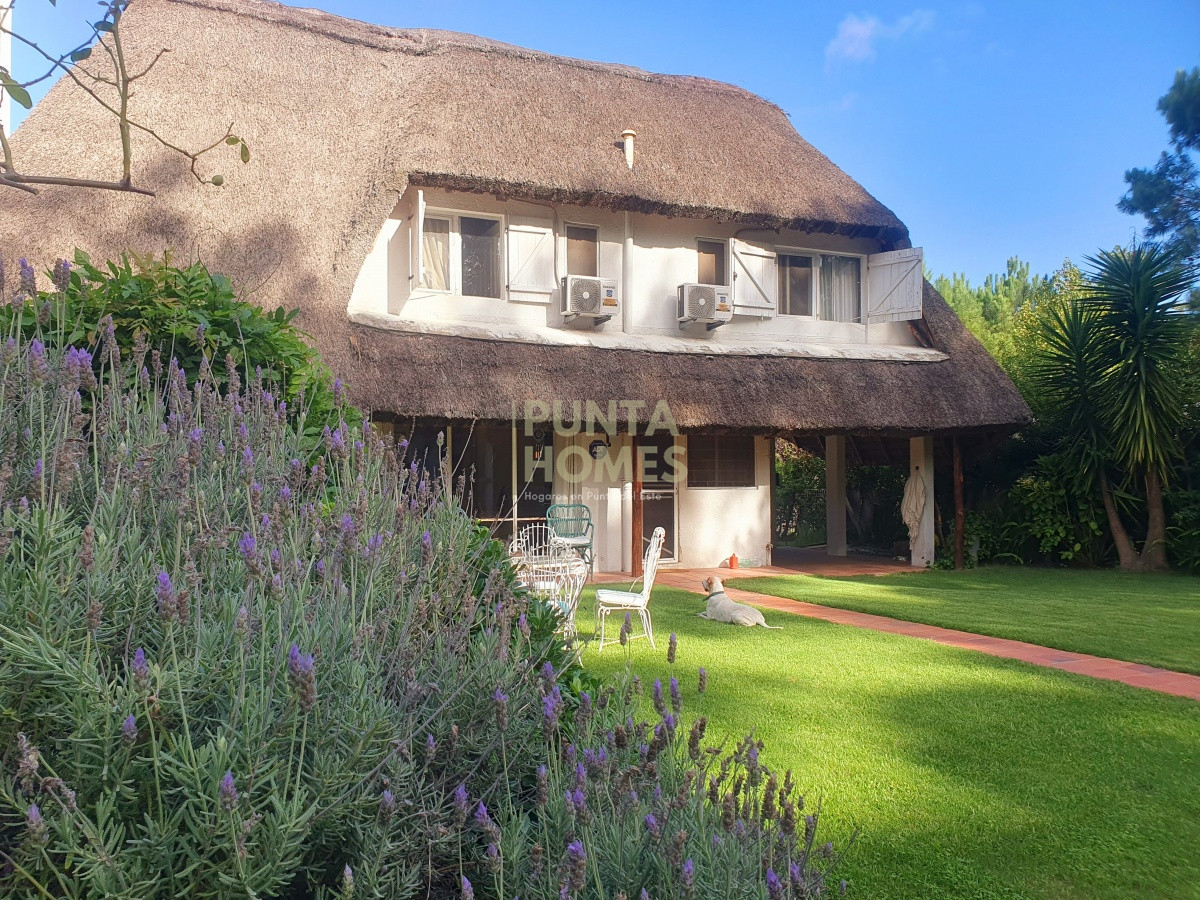 Casa ID.1639 - Venta de casa de 3 dormitorios, 3 baños + casa de huéspedes en Pinares, Playa Mansa, Punta del Este.