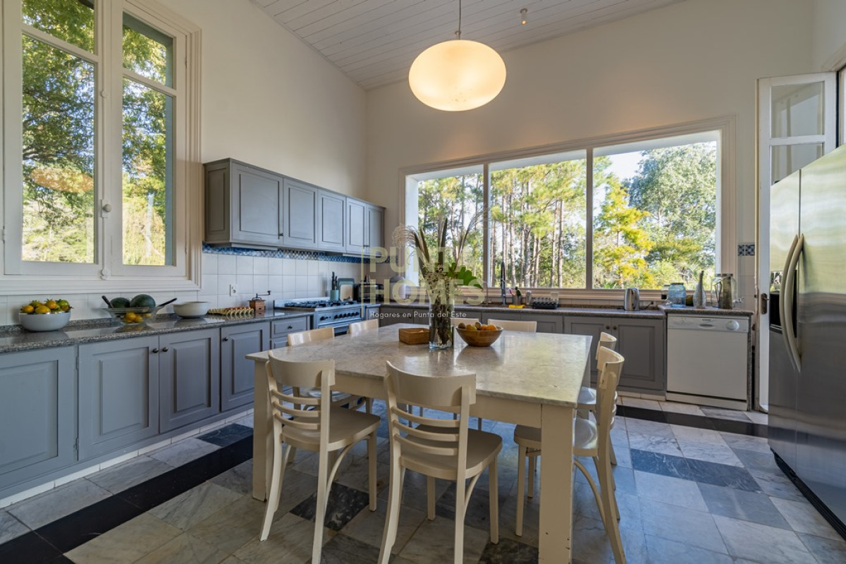 Casa ID.55 - Venta de Residencia de 7 dormitorios en Laguna del Sauce, Punta del Este