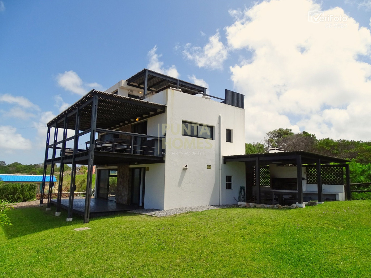 Casa ID.3842 - Venta Espectacular casa frente al mar en Punta del Diablo