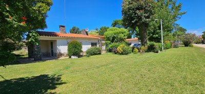 Venta de Casa con gran jardin, de 2 Dormitorios + Apartamento de Servicio en Parque del Plata