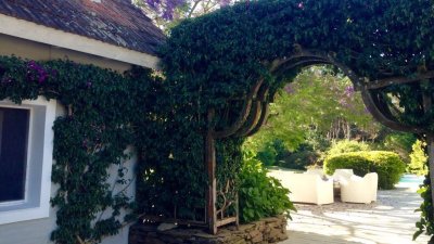 ELEGANTE Y SOLIDA DENTRO DE UN JARDIN ANOSO