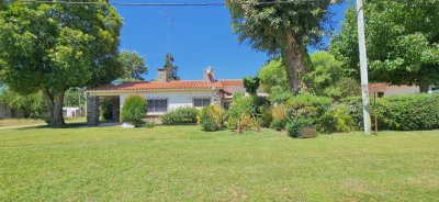 Venta de Casa con gran jardín, de 2 Dormitorios + Apartamento de Servicio en Parque del Plata