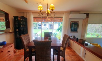 Venta de casa de 3 dormitorios, 3 baños + casa de huéspedes en Pinares, Playa Mansa, Punta del Este.
