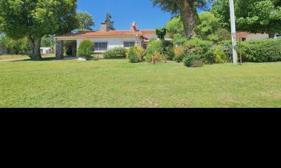 Venta de Casa con gran jardin, de 2 Dormitorios + Apartamento de Servicio en Parque del Plata