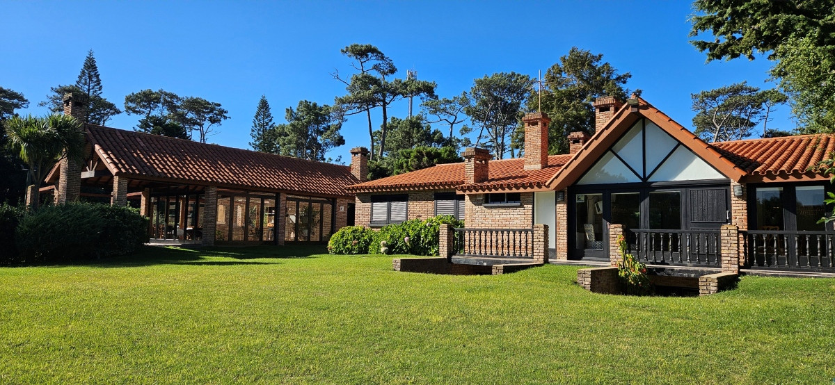 Oportunidad! Venta de casa de 7 dormitorios en Pinares, Punta del Este.
