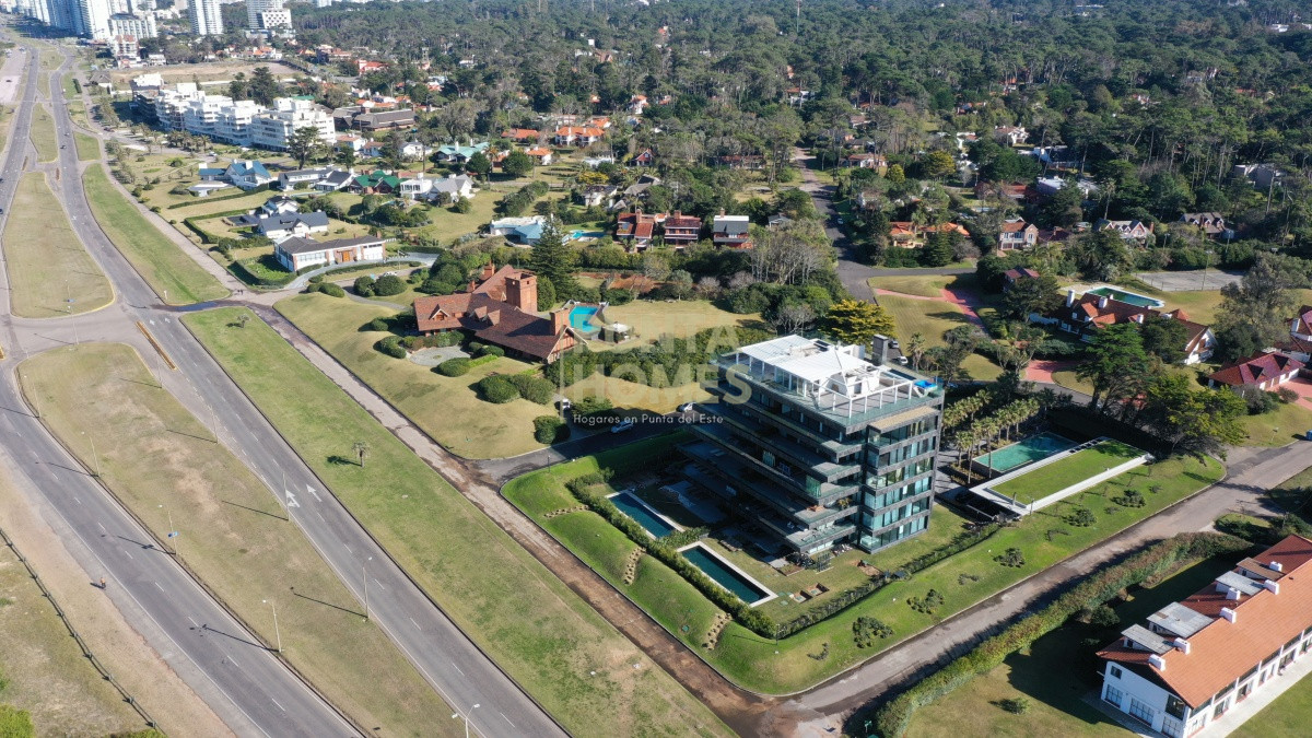 Terreno ID.83 - **Venta** Terreno de 1350 m2 , en San Rafael, Punta del Este. a 100 mts del Mar.