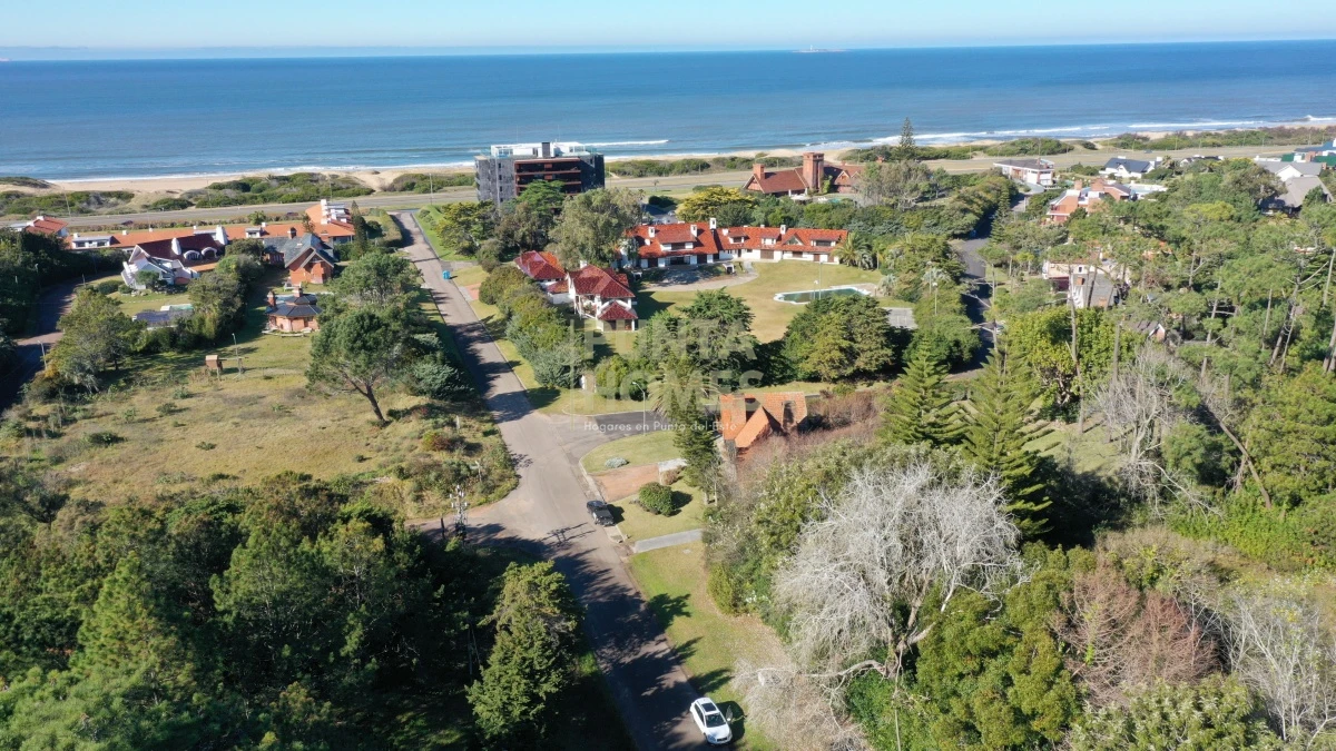 Terreno ID.83 - Venta de Terreno de 967 m2, en San Rafael, Punta del Este. a 100 mts del Mar.