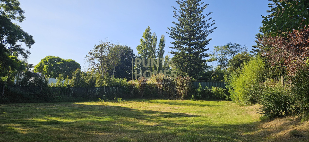 Terreno ID.3826 - **Venta** Terreno 1100m² en Barrio Golf Punta del Este  Ideal casa familiar