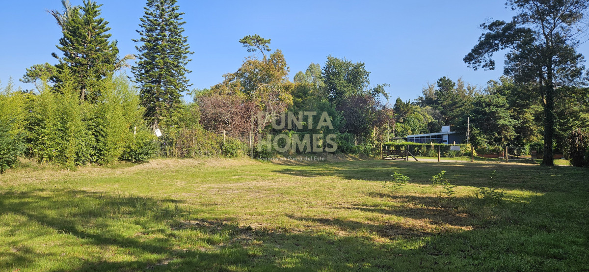 Terreno ID.3826 - **Venta** Terreno 1100m² en Barrio Golf Punta del Este  Ideal casa familiar