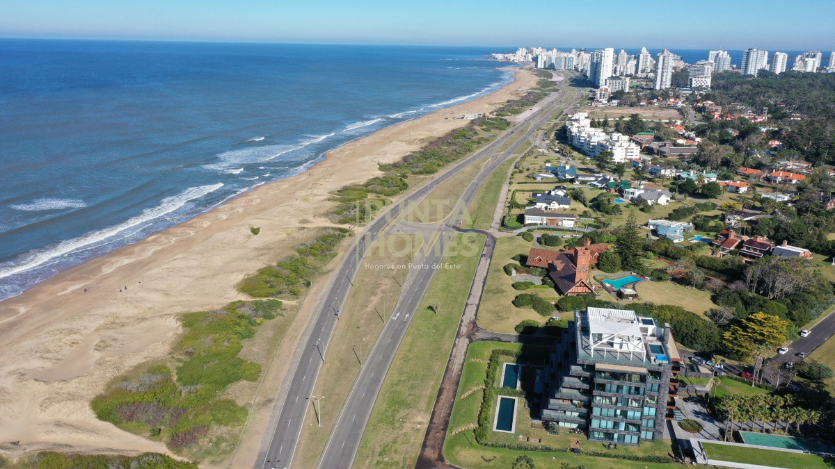 Terreno ID.83 - **Venta** Terreno de 1350 m2 , en San Rafael, Punta del Este. a 100 mts del Mar.