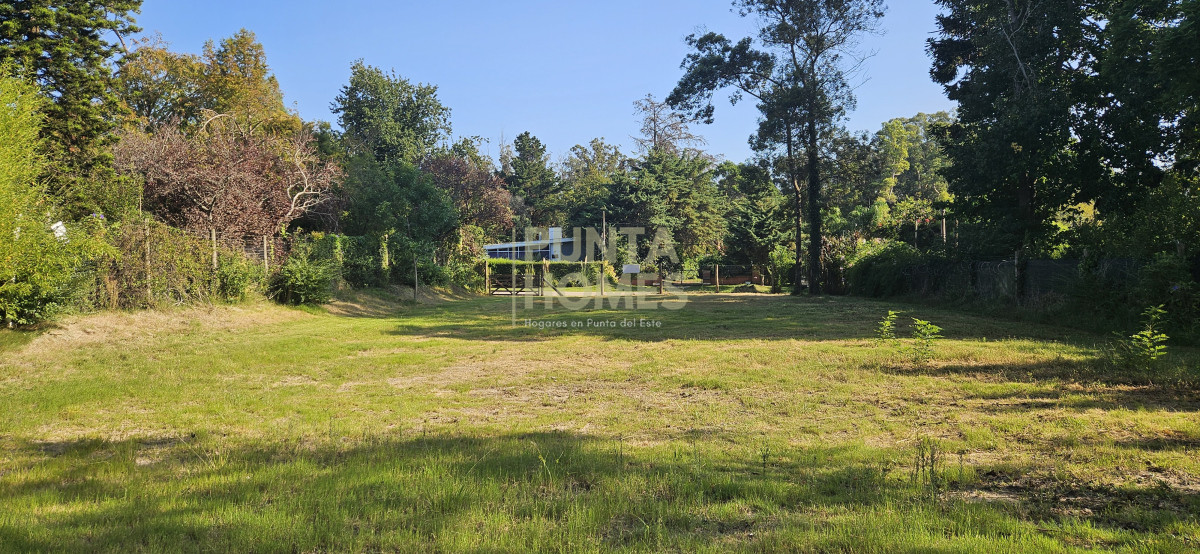 Terreno ID.3826 - **Venta** Terreno 1100m² en Barrio Golf Punta del Este  Ideal casa familiar