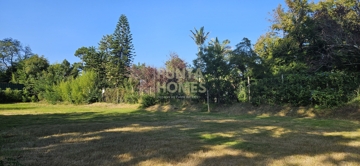 Terreno ID.3826 - **Venta** Terreno 1100m² en Barrio Golf Punta del Este  Ideal casa familiar