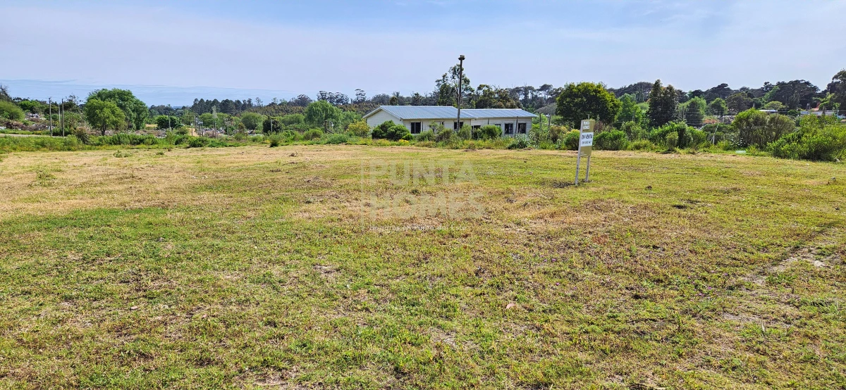 Terreno ID.1802 - Venta de Terreno de 1368 m2 frente al Club de Golf de Punta del Este.