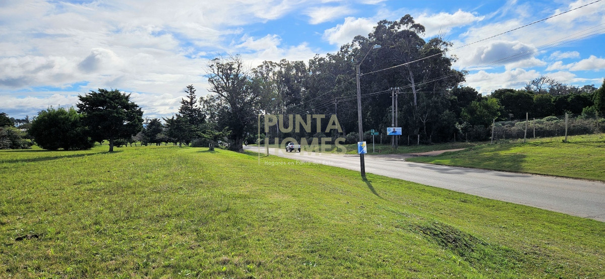 Terreno ID.3807 - **Venta** Terreno de 2723 m² en Punta del Este  Ideal emprendimiento comercial