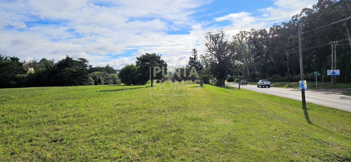 Terreno ID.3807 - **Venta** Terreno de 2723 m² en Punta del Este  Ideal emprendimiento comercial