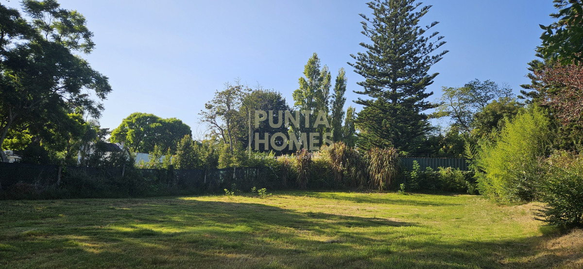 Terreno ID.3826 - **Venta** Terreno 1100m² en Barrio Golf Punta del Este  Ideal casa familiar