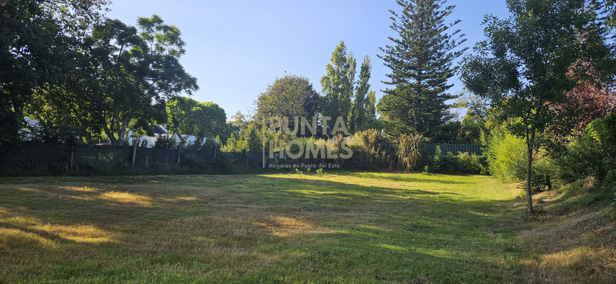 Terreno ID.3826 - **Venta** Terreno 1100m² en Barrio Golf Punta del Este  Ideal casa familiar