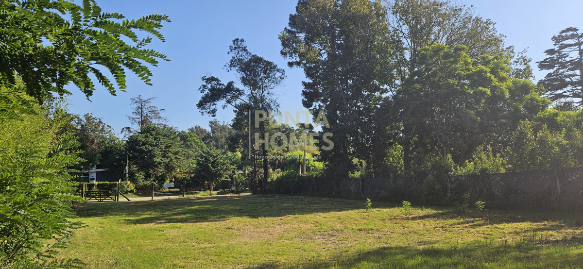 Terreno ID.3826 - **Venta** Terreno 1100m² en Barrio Golf Punta del Este  Ideal casa familiar