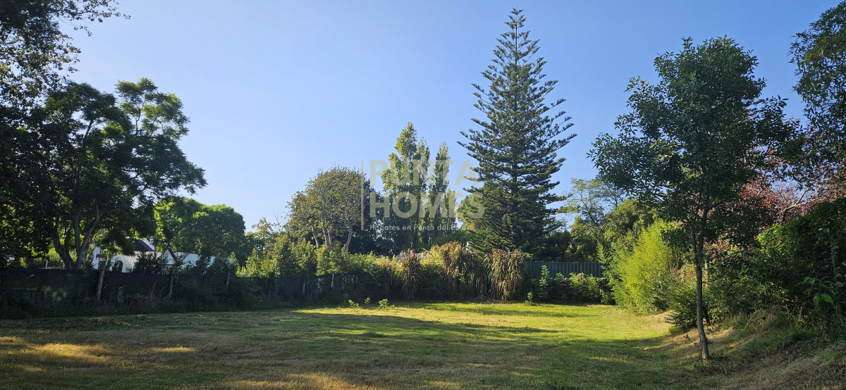 Terreno ID.3826 - **Venta** Terreno 1100m² en Barrio Golf Punta del Este  Ideal casa familiar