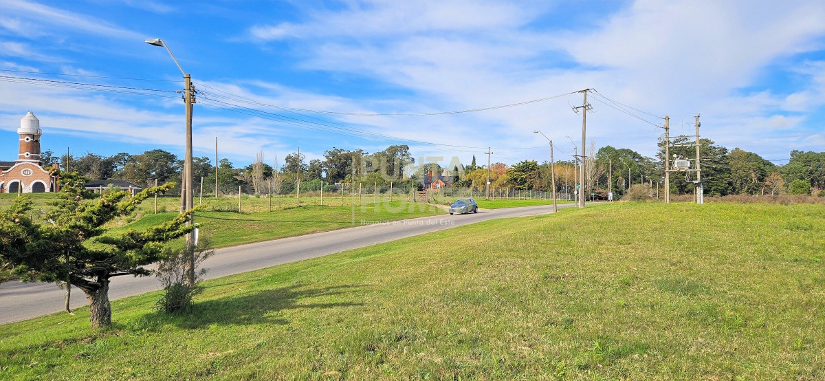 Terreno ID.3807 - **Venta** Terreno de 2723 m² en Punta del Este  Ideal emprendimiento comercial