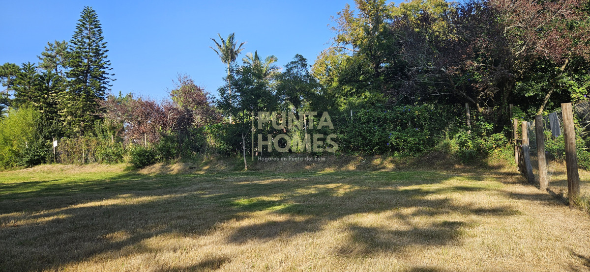 Terreno ID.3826 - **Venta** Terreno 1100m² en Barrio Golf Punta del Este  Ideal casa familiar
