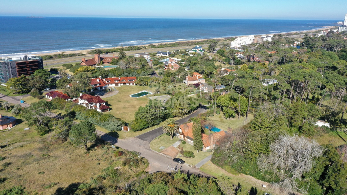 Terreno ID.83 - **Venta** Terreno de 1350 m2 , en San Rafael, Punta del Este. a 100 mts del Mar.