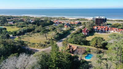 Venta de Terreno de 1350 m2 , en San Rafael, Punta del Este. a 100 mts del Mar.