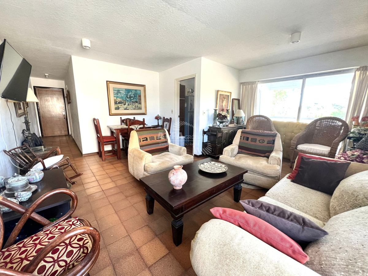 Apartamento ID.6832 - Apartamento en venta de 2 dormitorios, muy bien ubicado sobre Av. Roosevelt!! 